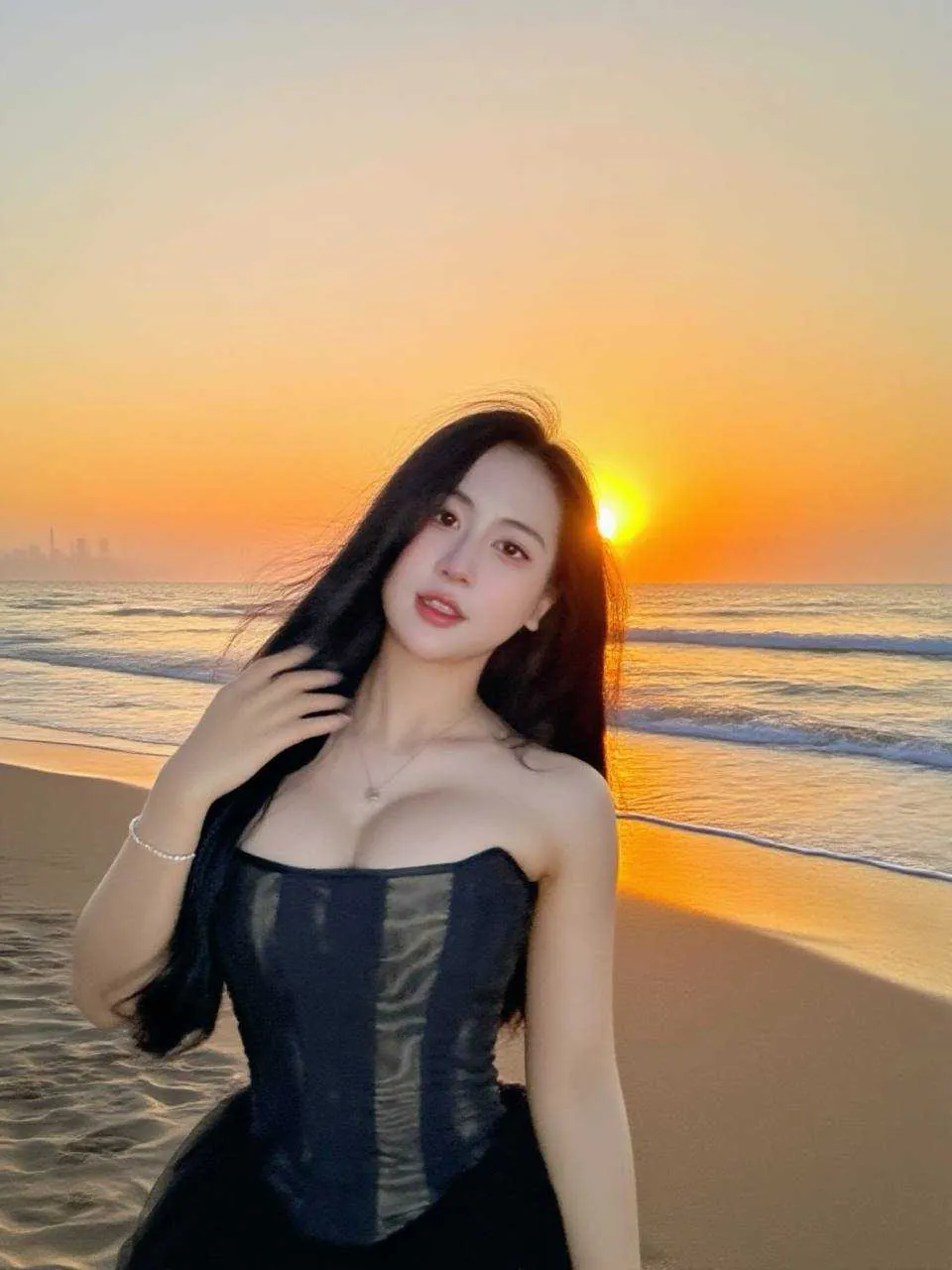 Bàn chơi Xì Dách với quân bài và chip